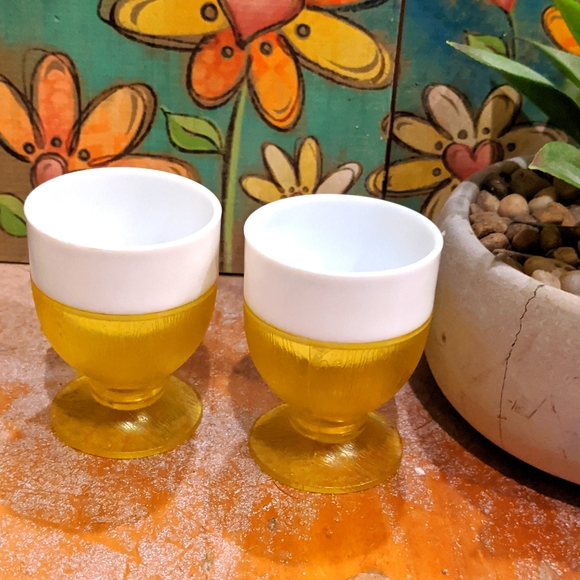 Retro Plastic Egg Cups faux clear yellow woodgrain - Picture 3 of 4